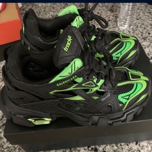 Balenciaga track runners size 6 in women. ( thought they were a 6 in men)